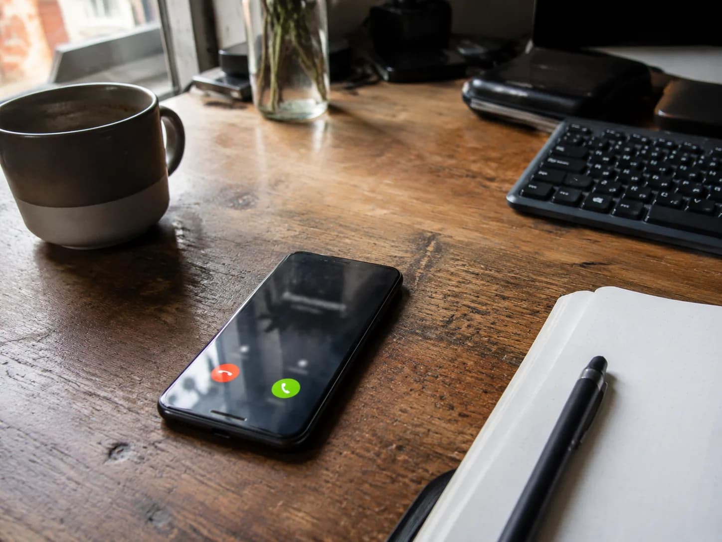 Telefonat am Schreibtisch: Kundenanfrage zu einem Computerproblem